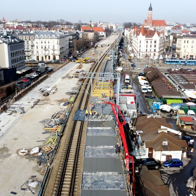 Kraków Grzegórzki - tak będzie się nazywał nowy przystanek kolei aglomeracyjnej, zlokalizowany przy Hali Targowej. Obecnie trwa betonowanie pierwszego peronu.