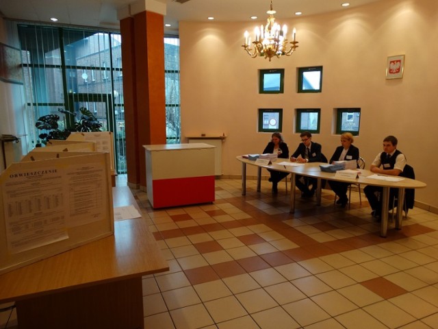 Wybory samorządowe 2014. Głosowanie w lokalu wyborczym w Nowym Bytomiu