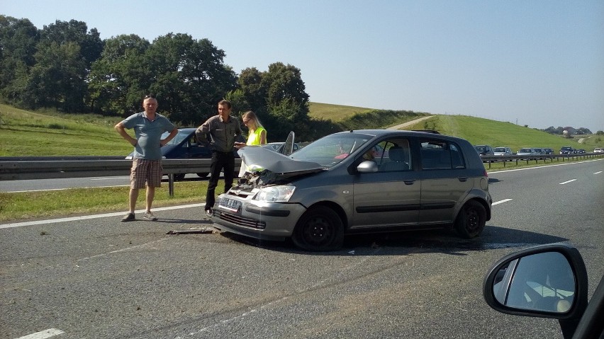 Staniątki. Problemy na A4, samochód uderzył w bariery