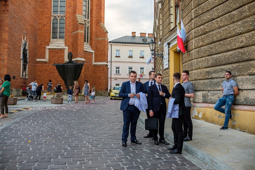 Scena stanęła na Placu Katedralnym, w miejscu, gdzie 34....