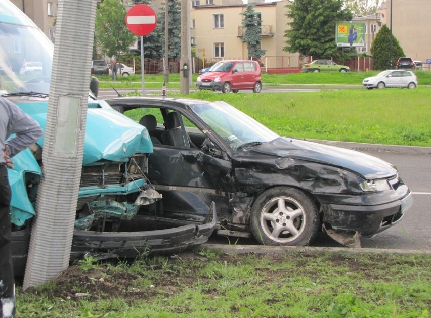 Zderzenie dwóch aut na skrzyżowaniu ul. Diamentowej z Wrotkowską w Lublinie. 5 osób trafiło do szpitala.