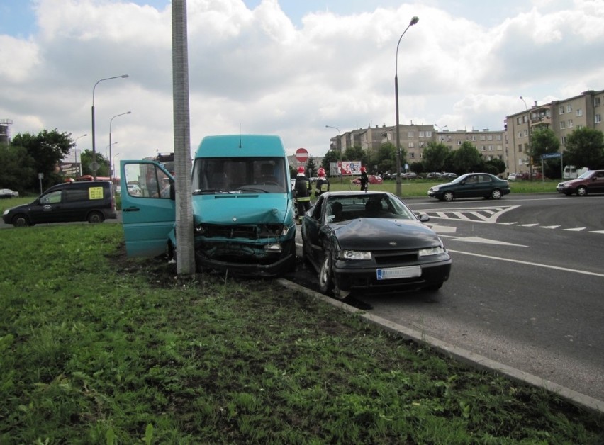 Zderzenie dwóch aut na skrzyżowaniu ul. Diamentowej z Wrotkowską w Lublinie. 5 osób trafiło do szpitala.