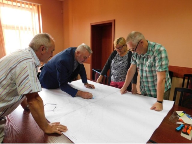 Wytyczanie nowych ulic w urzędzie gminy w Szczańcu