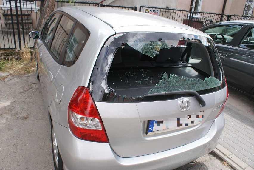 W Kaliszu wandal uszkodził kilka aut zaparkowanych na ulicy...