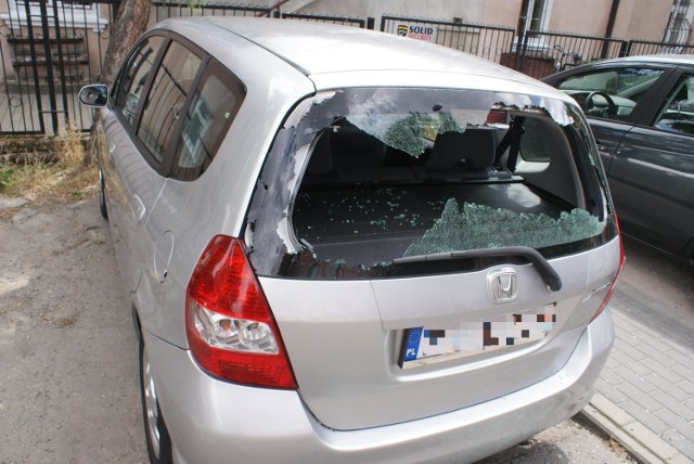 W Kaliszu wandal uszkodził kilka aut zaparkowanych na ulicy Ludowej i Urzędniczej