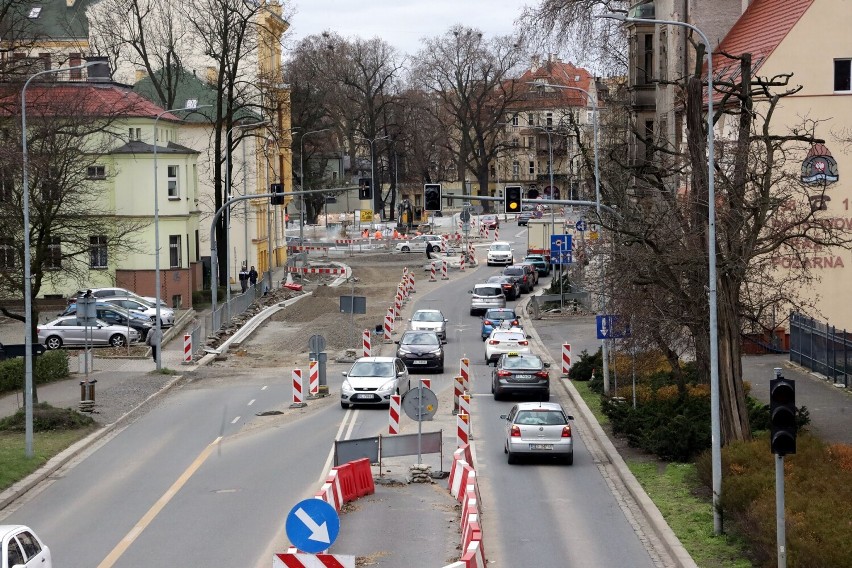 Trwa przebudowa placu Słowiańskiego w Legnicy. Są utrudnienia w ruchu, zobaczcie aktualne zdjęcia