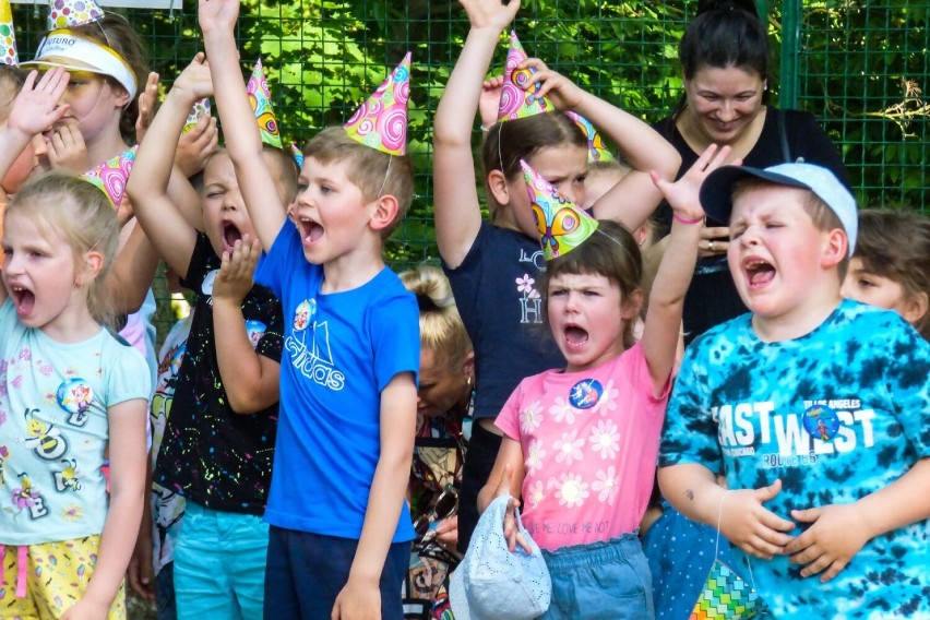 W parku Szprotawskiego Domu Kultury dzieci bawiły się z...