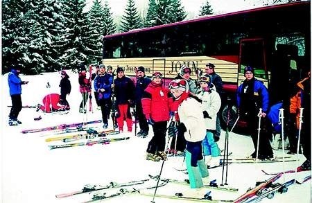 Grupa włoszakowickich narciarzy tuż po przyjeździe na Czarną Górę w Kotlinie Kłodzkiej.