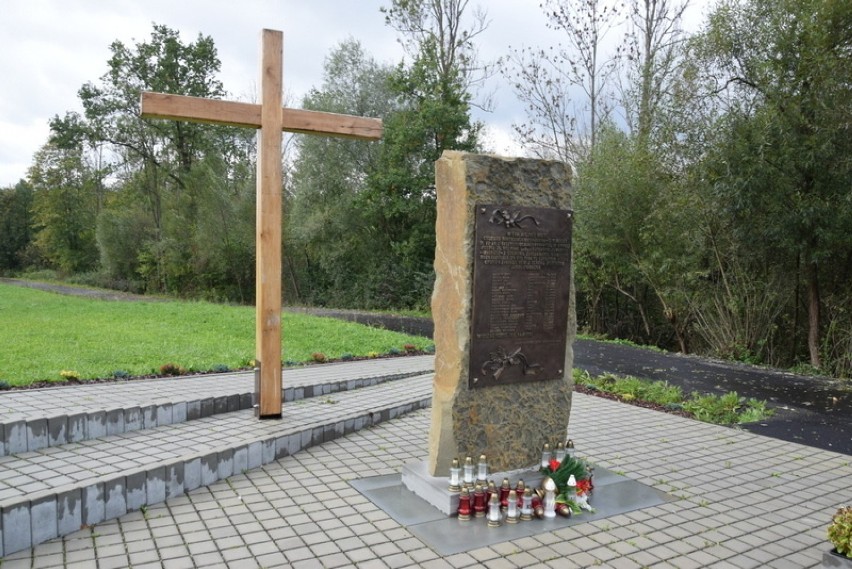Nowy pomnik upamiętnia zamordowanych w Rzepienniku Suchym 