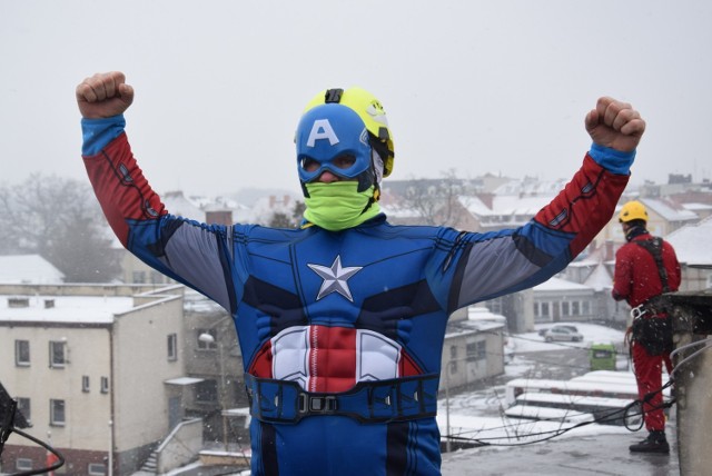 Ekipa superbohaterów przybyła na dach szpitala w Kędzierzynie-Koźlu. Mali pacjenci byli zachwyceni