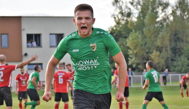 V liga piłkarska, Wadowice: LKS Rajsko - Górnik Brzeszcze 1:1. Na zdjęciu: Mateusz Piwowar fetuje zdobycie wyrównującej bramki dla brzeszczan.