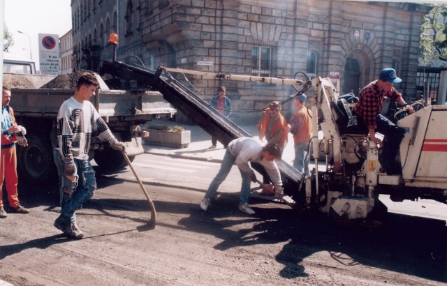 Nowy asfalt przed Urzędem Miasta, 24.05.94