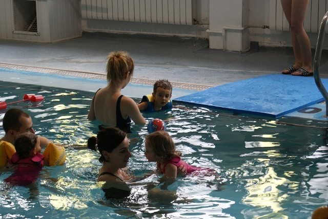 Dzieci uczą się pływać w asyście rodziców