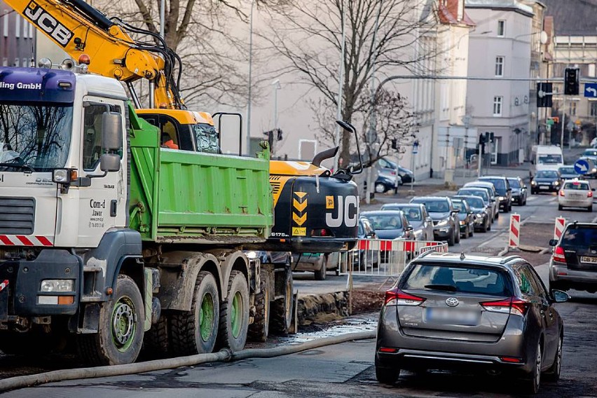 Wałbrzych: Powstaje nowa kanalizacja pod remontowaną ulicą 1 Maja na Sobięcinie (ZDJĘCIA)