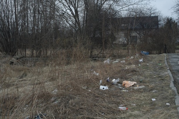 Za jednym z dyskontów przy Żeromskiego w Żywcu nieznani sprawcy notorycznie wyrzucają rożne śmieci