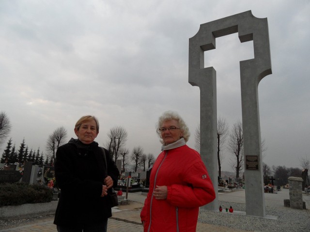 Mamy nadzieję, że wandale zostawią w spokoju nowy krzyż - mówią Maria Ziółkowska i Teresa Baran z Żor