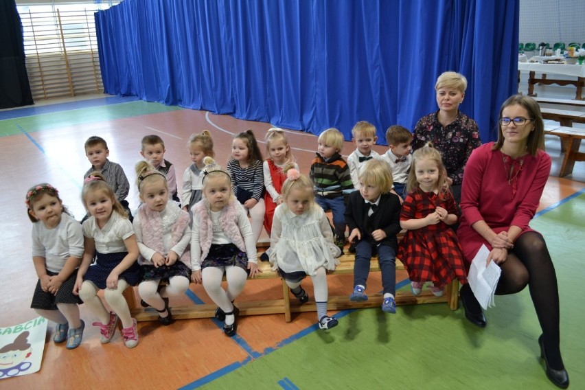 W Kiełpinie świętowały babcie i dziadkowie - wnuki przygotowały moc artystycznych prezentów ZDJĘCIA, WIDEO