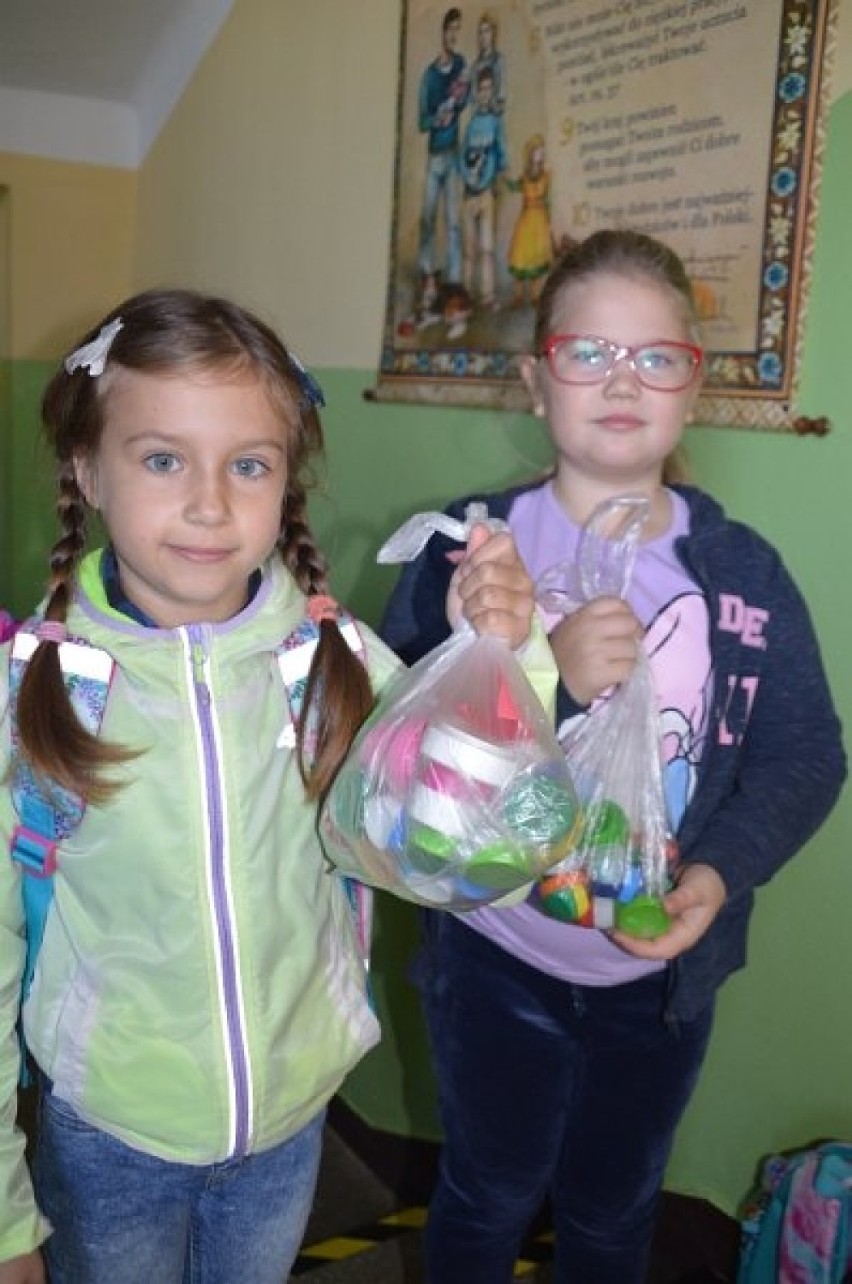 Wielkie sprzątanie świata w szkole w Michowicach. Postawili na plastik [ZDJĘCIA]