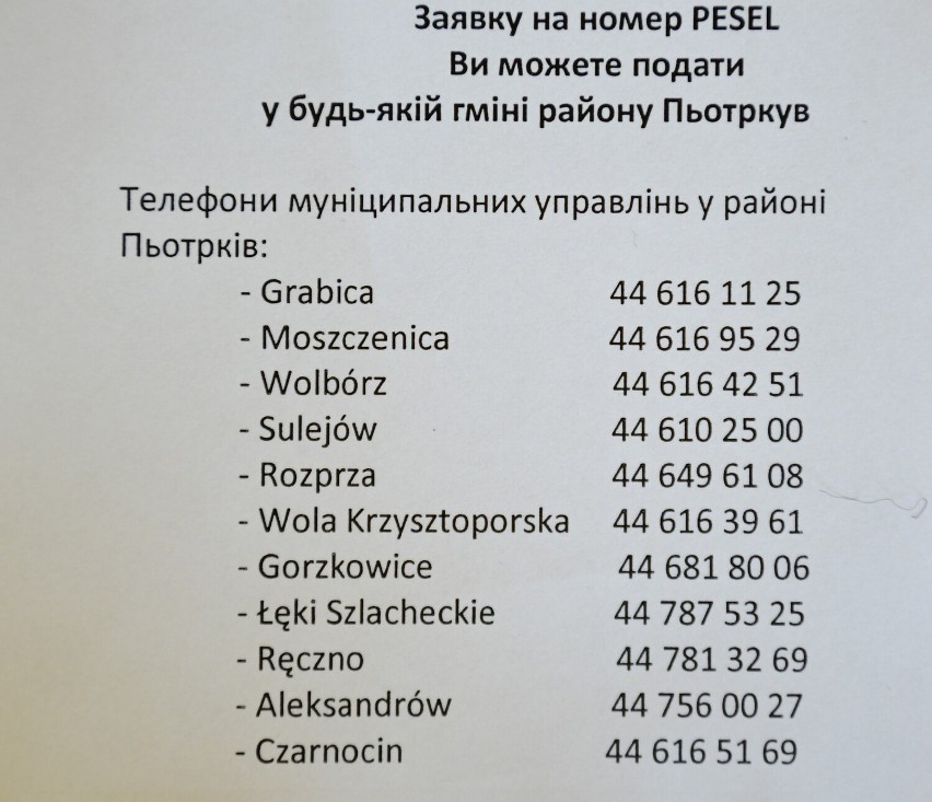 Mobilny punkt dla uchodźców z Ukrainy w Piotrkowie. Długi...