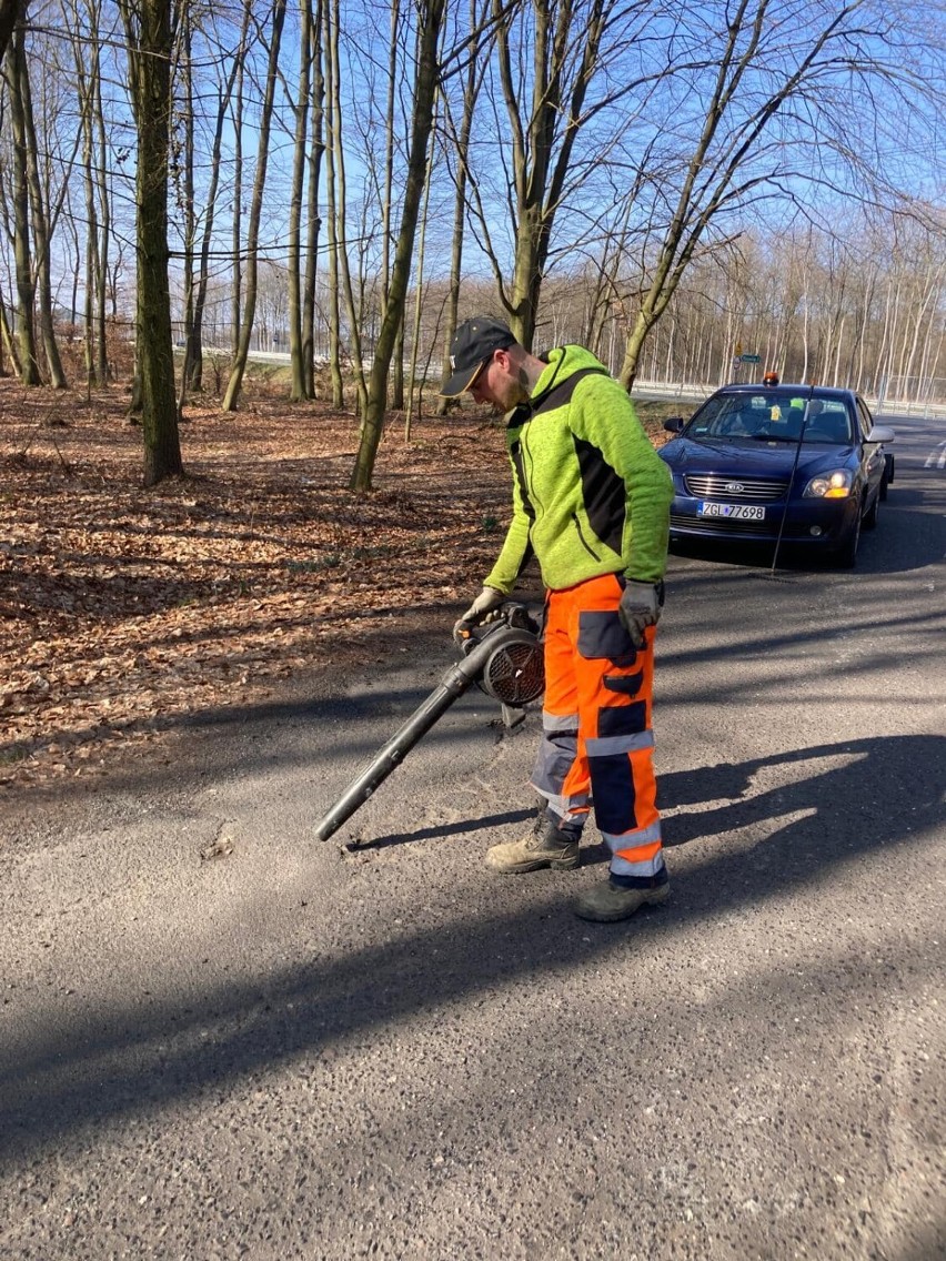 Mieszkańcy Krzywic własnoręcznie naprawili dziurawą drogę