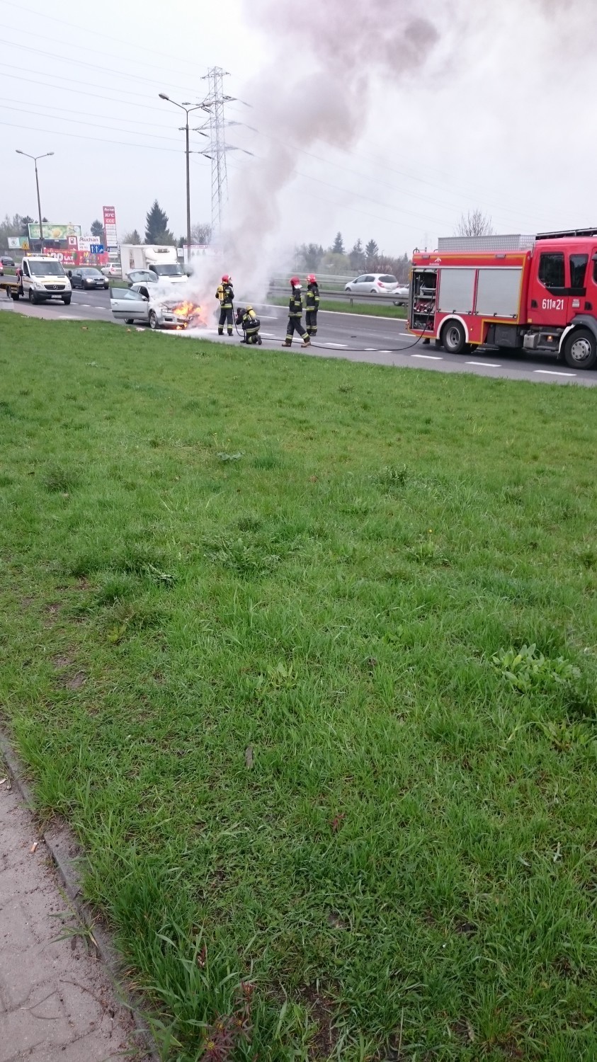 Sosnowiec: Kierująca autobusem uratowała płonący samochód