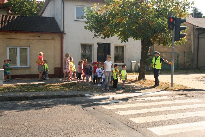 Przedszkolaki z policjantami z Radziejowa na edukacyjnym spacerze [zdjęcia]