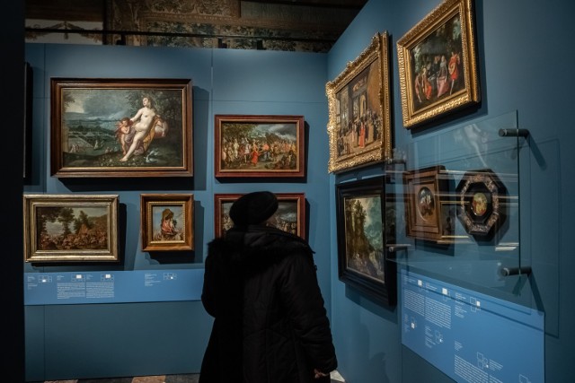 Obrazy prezentowane na wystawie zdobiły przed wiekami rezydencje władców i domy zamożnych mieszczan z Antwerpii.