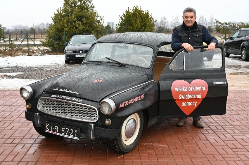 30. Finał WOŚP w Kielcach. Niesamowity pokaz driftu kultowej, 60-letniej Skody Oktavii. Auto kolejny raz trafia na licytację WOŚP [WIDEO]