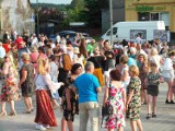 Pierwsza plenerowa potańcówka w Starachowicach z dużą frekwencją. Mieszkańcy tańczyli z prezydentem Markiem Materkiem