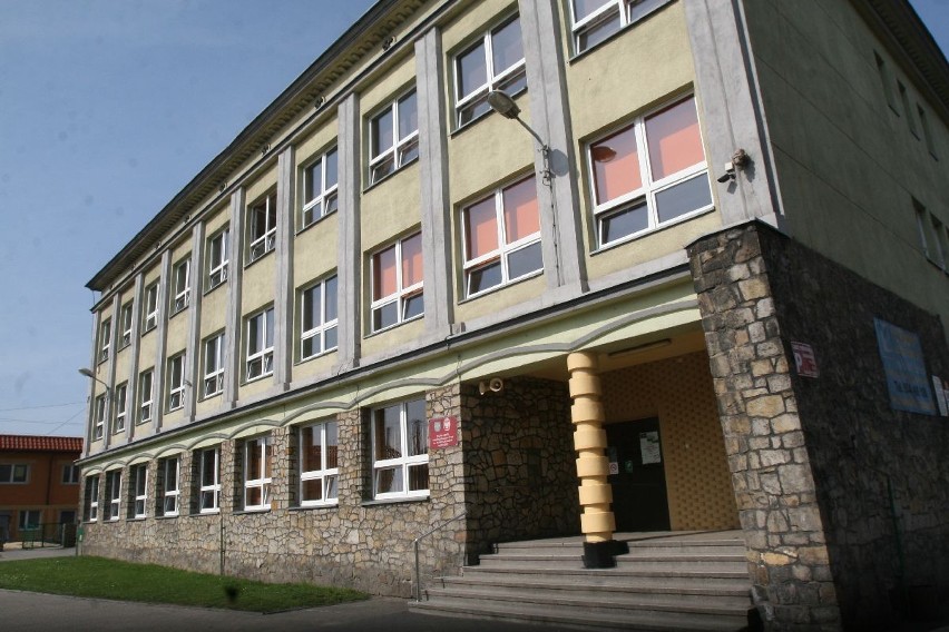 Tak budynek szkoły prezentuje się z zewnątrz.

ul. Orkana...