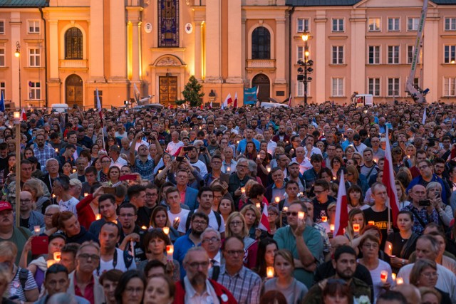 Zapalili świeczki przed Sądem Najwyższym. Protestujący stworzyli "Łańcuch Światła" w obronie sądów!

Zobaczcie też: Czarny protest na placu Zamkowym. Tysiące protestujących kobiet na starówce [ZDJĘCIA]