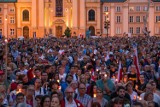 Zapalili świeczki przed Sądem Najwyższym. Protestujący stworzyli "Łańcuch Światła" w obronie sądów!