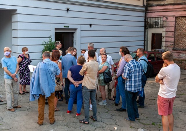 W piątek, 24 lipca odbyły się konsultacje z mieszkańcami w sprawie rewitalizacji ul. Zaułek w Bytomiu. Zobacz kolejne zdjęcia. Przesuwaj zdjęcia w prawo - naciśnij strzałkę lub przycisk NASTĘPNE >>>