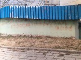 Tarnów. Malował wulgarne napisy na budynkach w Tarnowie, bo chciał odreagować niepowodzenia. 41-latek został zatrzymany przez policjantów