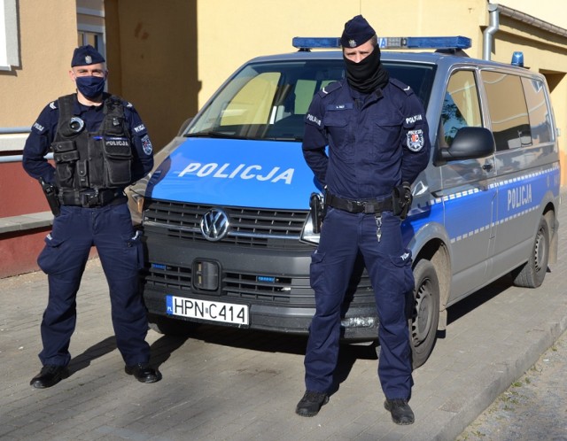 Pruszcz Gdański. Policjanci uratowali kobietę z płonącego budynku