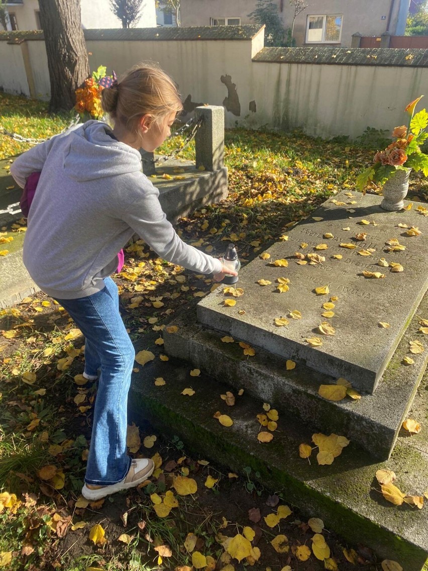 Uczniowie Zespołu Szkolno-Przedszkolnego w Granowie posprzątali groby powstańców wielkopolskich