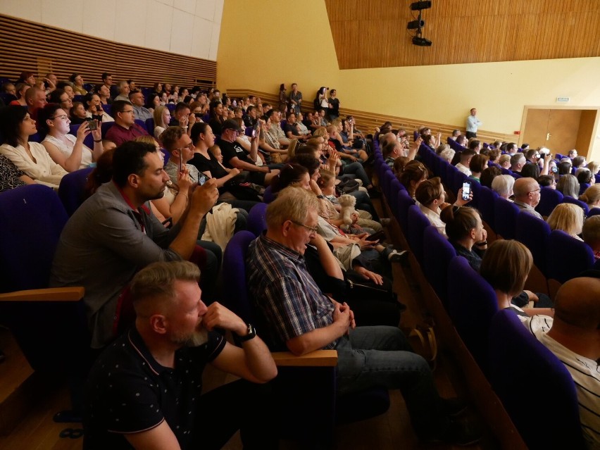 Ponad setka młodych śpiewaków na jednej scenie. W opolskiej szkole muzycznej zorganizowano koncert "Opole śpiewa dla Ukrainy"