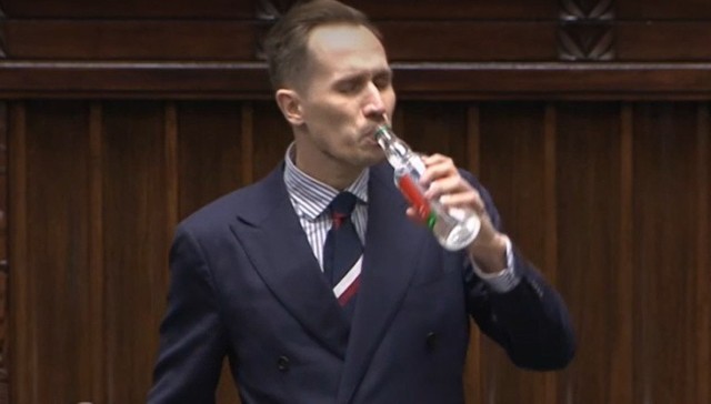 Poseł Konfederacji Konrad Berkowicz wyszedł na mównicę Sejmową z butelką wódki.
