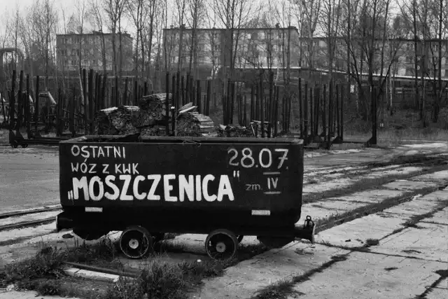 Śląsk. Tak umarła kopalnia Moszczenica 23 lata temu. Zobaczcie dramatyczny fotoreportaż z wyburzenia szybów