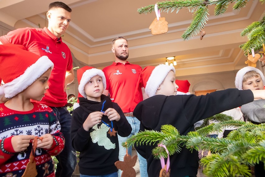 Przedszkolaki stroiły choinki w Urzędzie Miejskim. Pomagali im piłkarki i piłkarze ręczni [ZDJĘCIA]