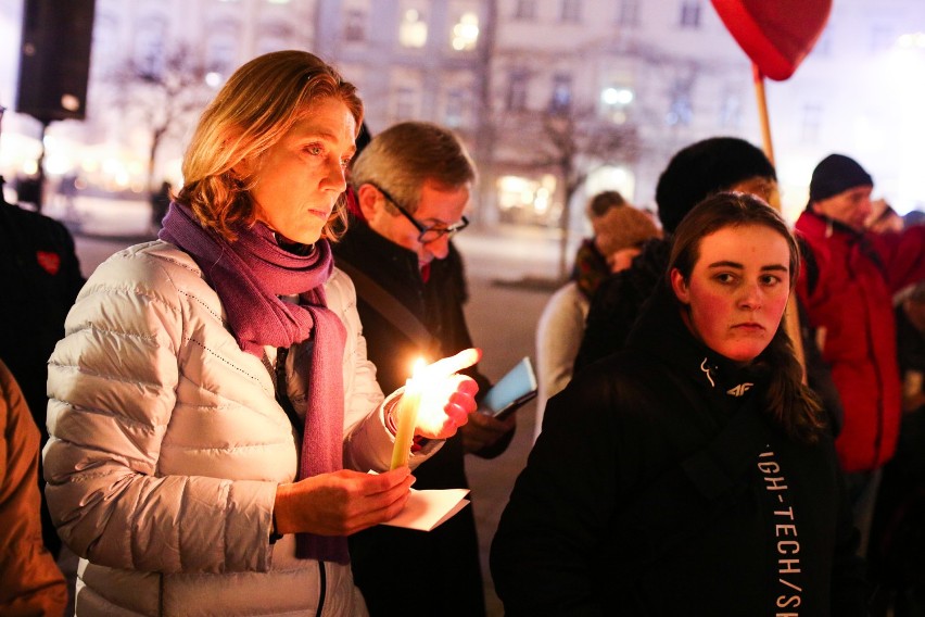 Kraków. Uczcili pamięć Pawła Adamowicza. Wielkie serce światła na Rynku [ZDJĘCIA]