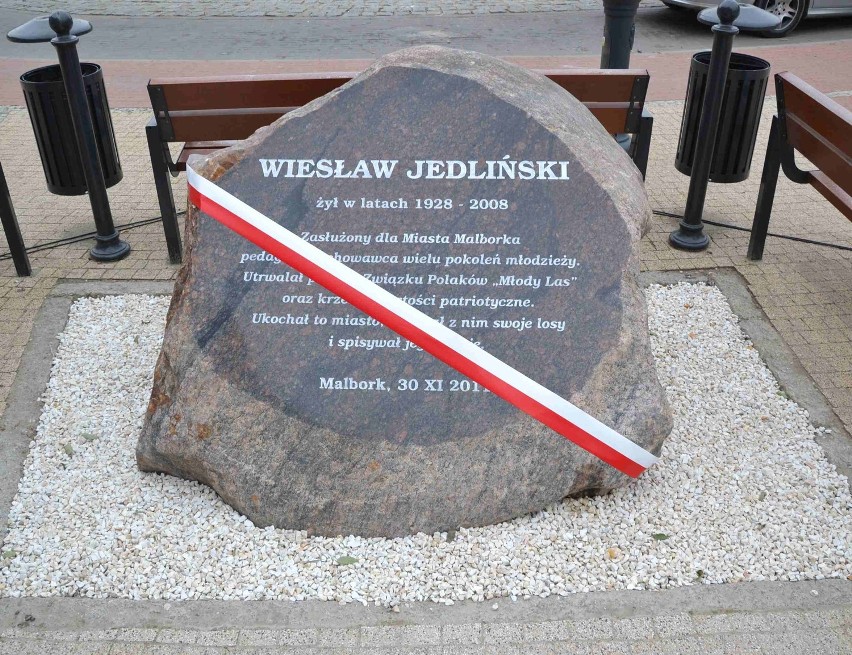 Odsłonięto kamień z inskrypcją poświęconą Wiesławowi Jedlińskiemu, malborskiemu kronikarzowi