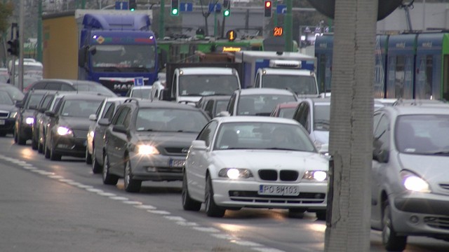 Poznań: Zerwana sieć trakcyjna i ogromne korki na Ratajach