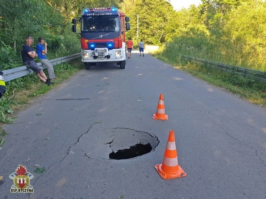 Wielka dziura na drodze powiatowej w Proślicach