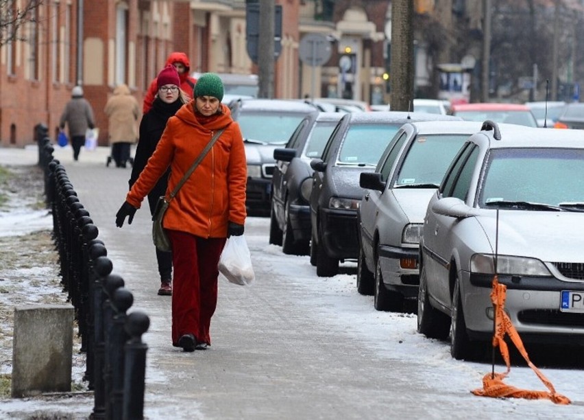 Śliskie i nieposypane chodniki. Lód skuł chodniki. W Pleszewie jest bardzo ślisko