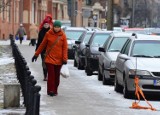 Pleszew. Śliskie i nieposypane chodniki. Lód skuł chodniki. W Pleszewie jest bardzo ślisko