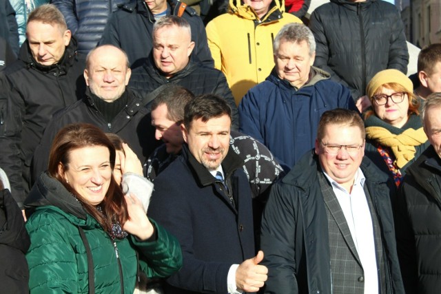 Zdjęcie wykonano przed zamojskim Ratuszem, jeszcze podczas kampanii wyborczej