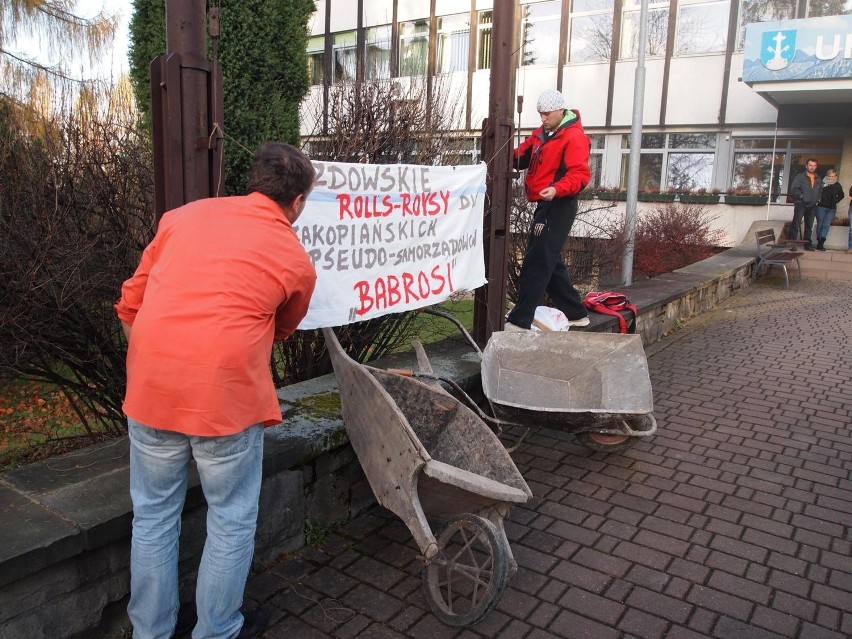 Zakopane: kolejny protest mieszkańców przed urzędem miasta