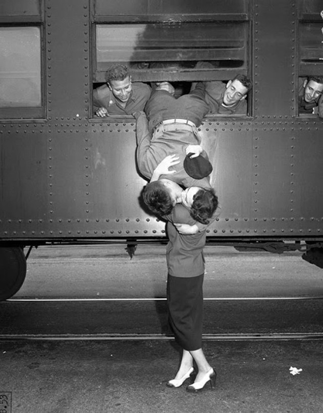 Wzruszające sceny pocałunku z czasów wojennych. To jest prawdziwa miłość! [ZDJĘCIA]