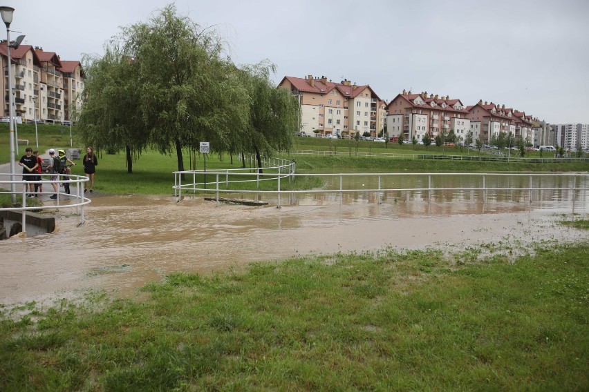 Ulewa w Rzeszowie. Znów ulice spłynęły wodą. Podtopienia na osiedlu Projektant